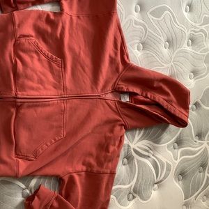 Tna cozy fleece, boyfriend boxy cut. Size XL. Colour: warm sienna red Spring ‘22